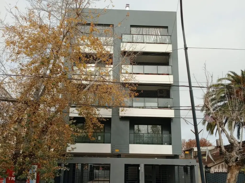 Monoambiente con balcón y 4 hornallas