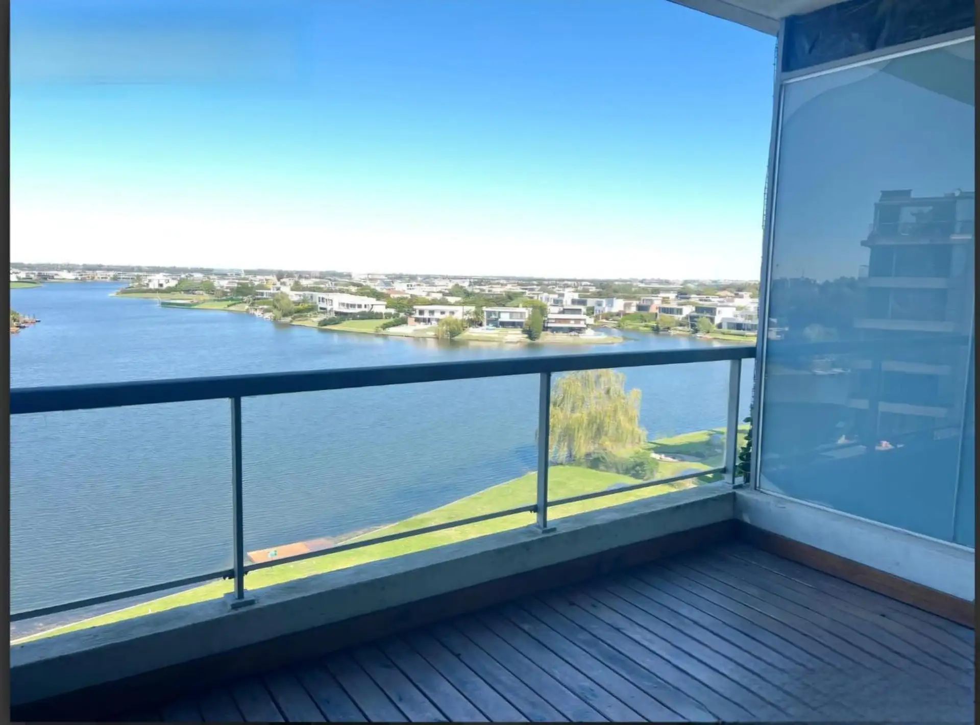54 m² con balcón a laguna