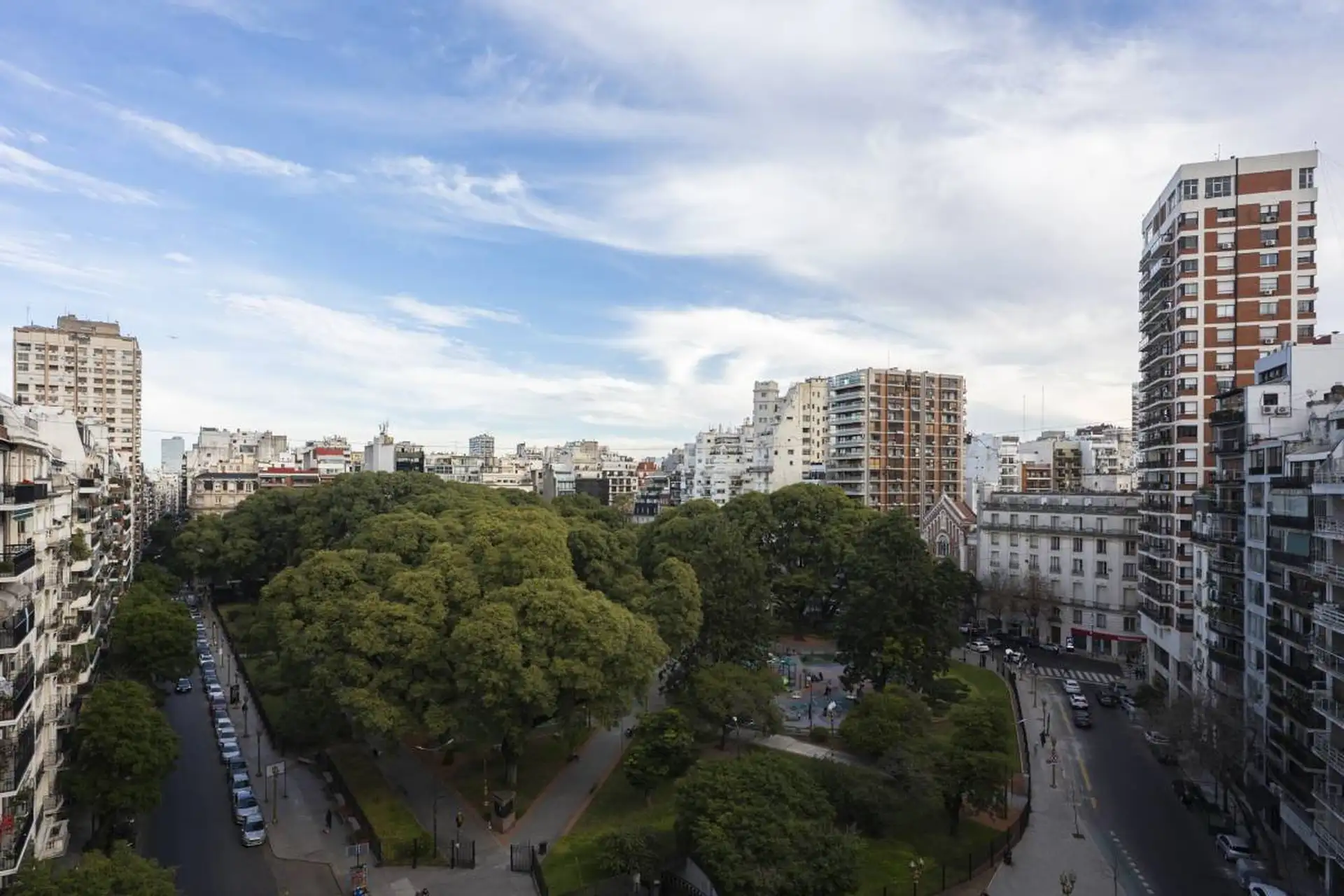 3 dormitorios, balcón terraza y cochera