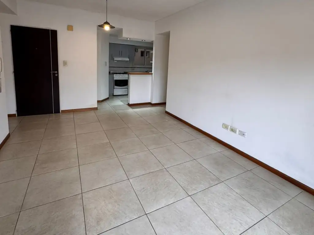1 dormitorio con balcón corrido