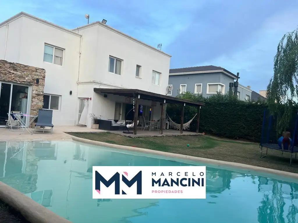 Casa com piscina e 4 vagas