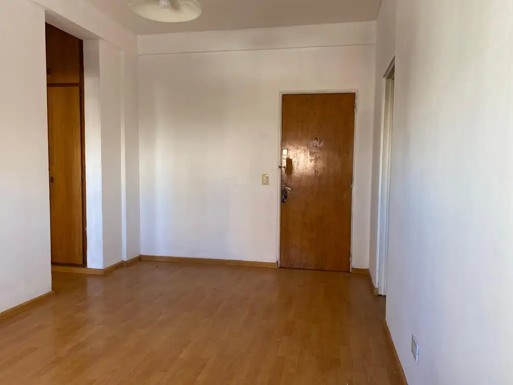 1 quarto, frente, banheiro completo
