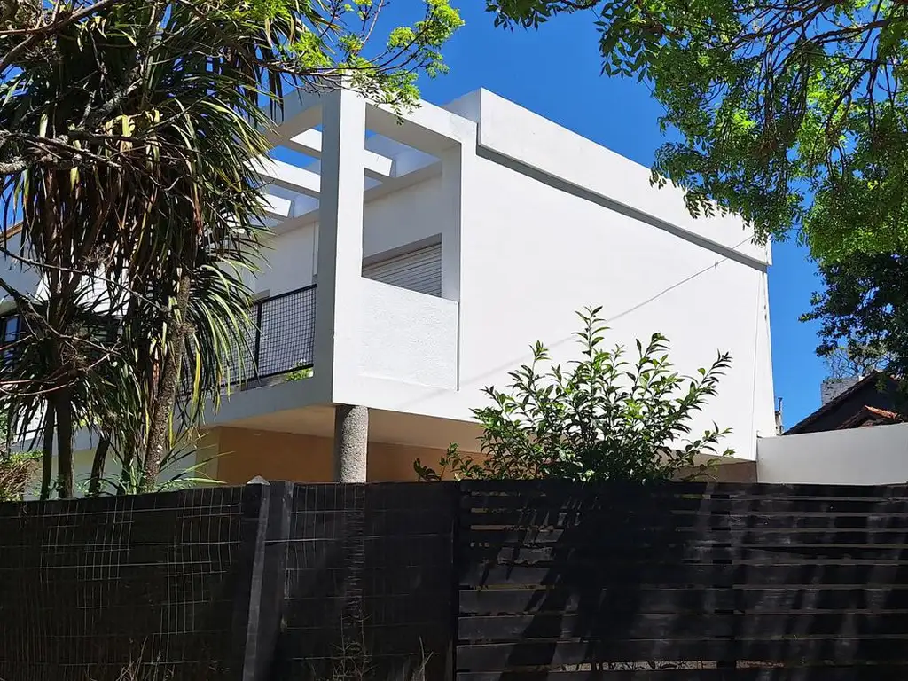 Casa racionalista con jardín