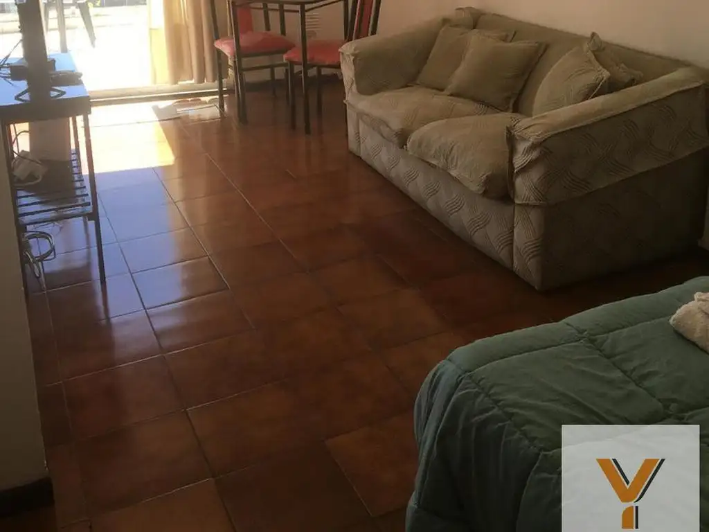 Monoambiente con balcón y parrilla