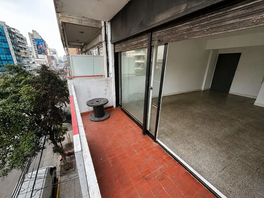 2 ambientes con balcón al frente