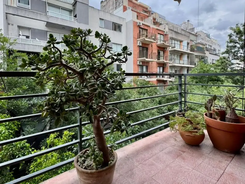 Piso alto con balcón y bañera