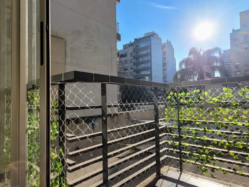 Studio con balcón y cocina separada