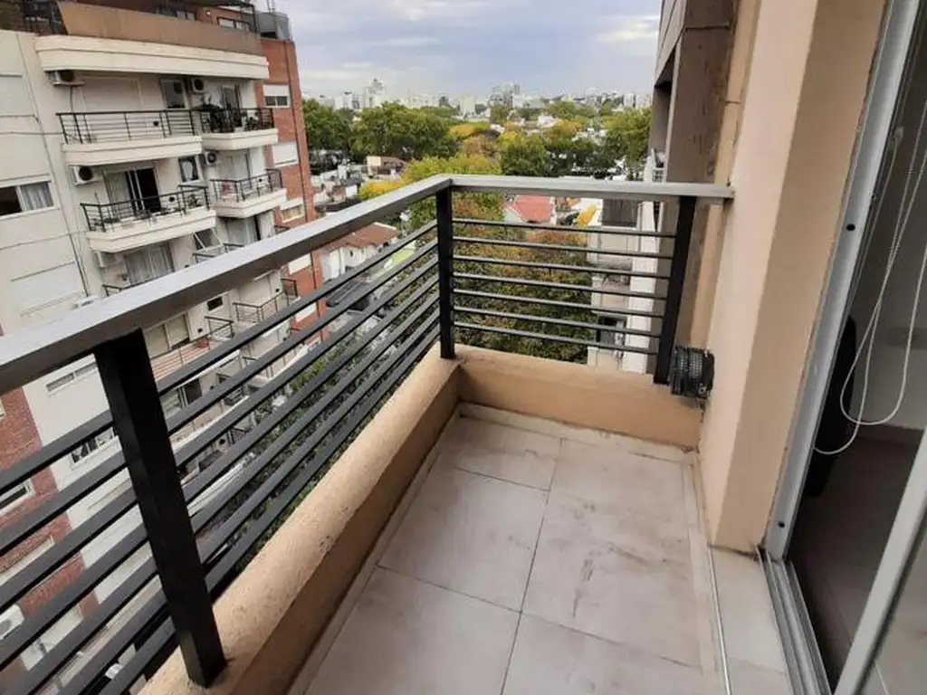 2 ambientes con balcón al frente