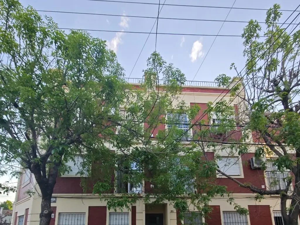2 ambientes al frente, 1er piso