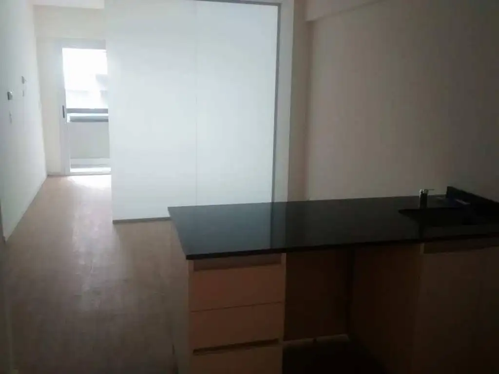 Monoambiente con balcón al frente