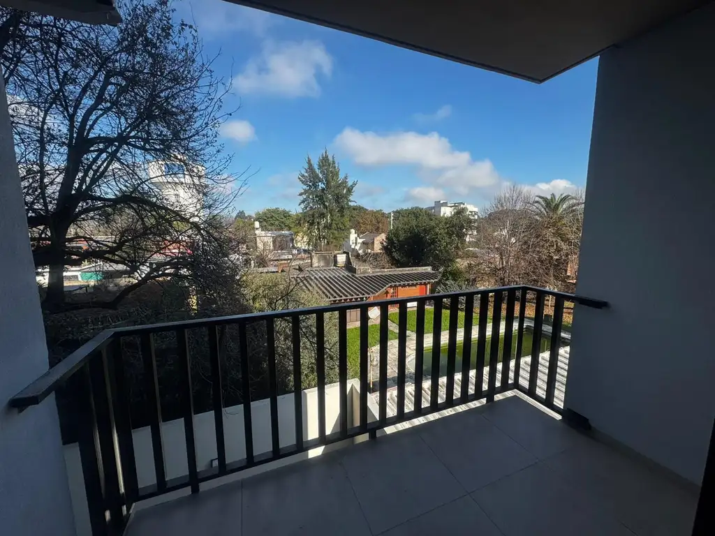 2-room unit with balcony and AC