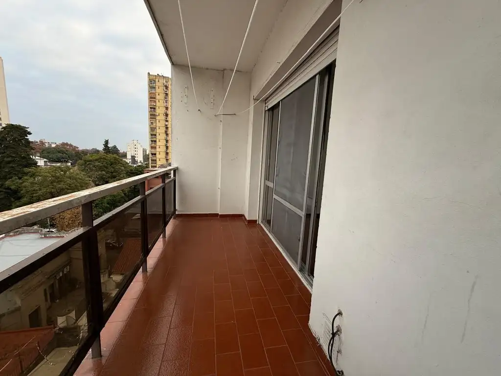 5to piso con balcón