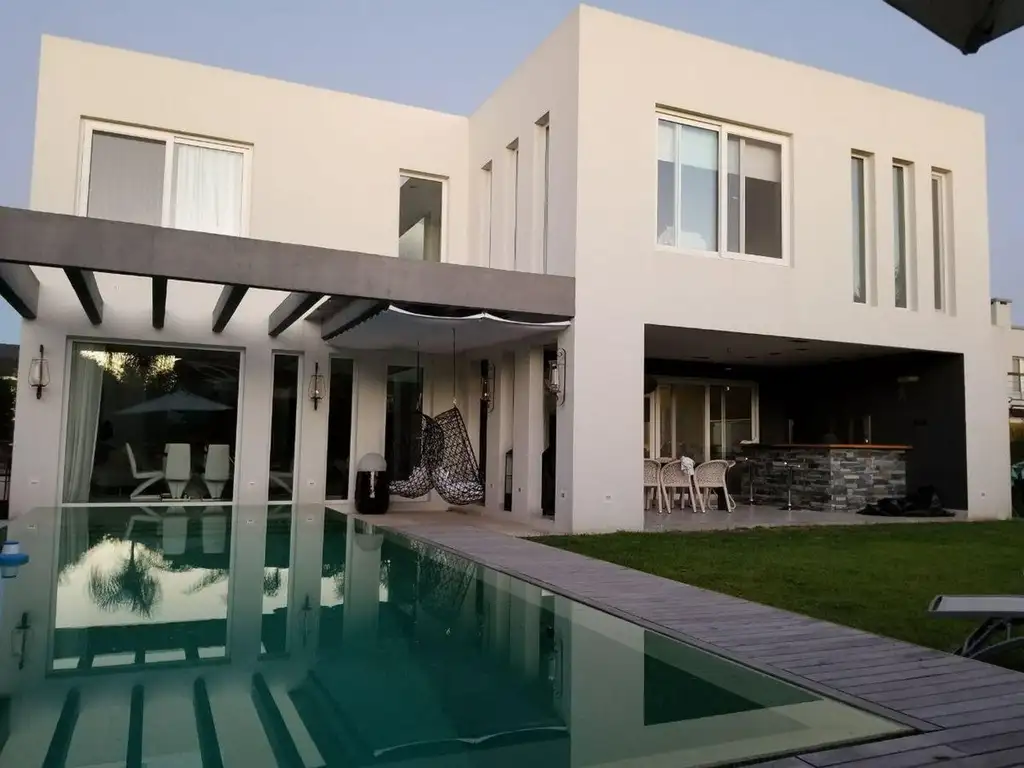 Casa moderna com piscina e churrasqueira