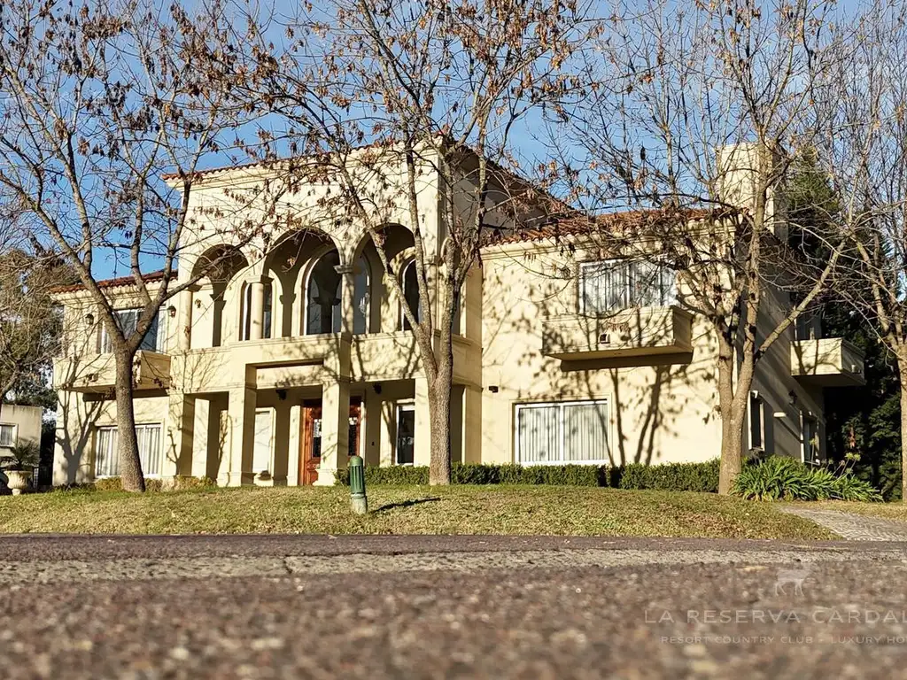 Casa en esquina, pileta climatizada