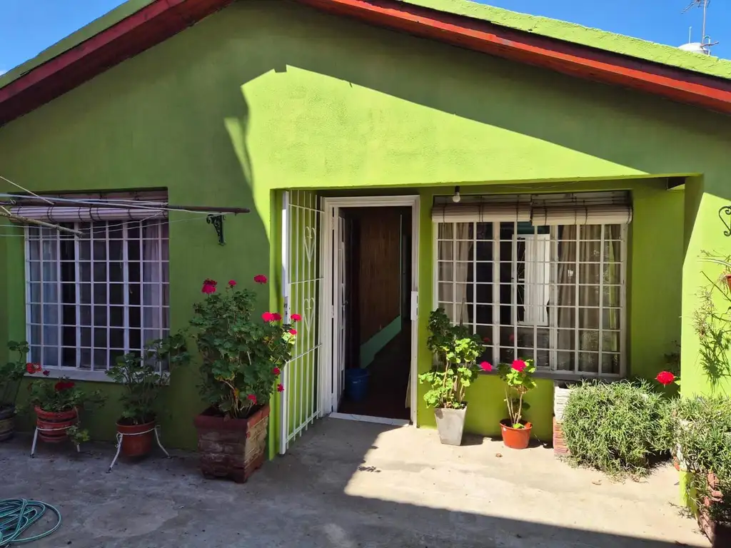 Casa nos fundos, 2 quartos, lavanderia