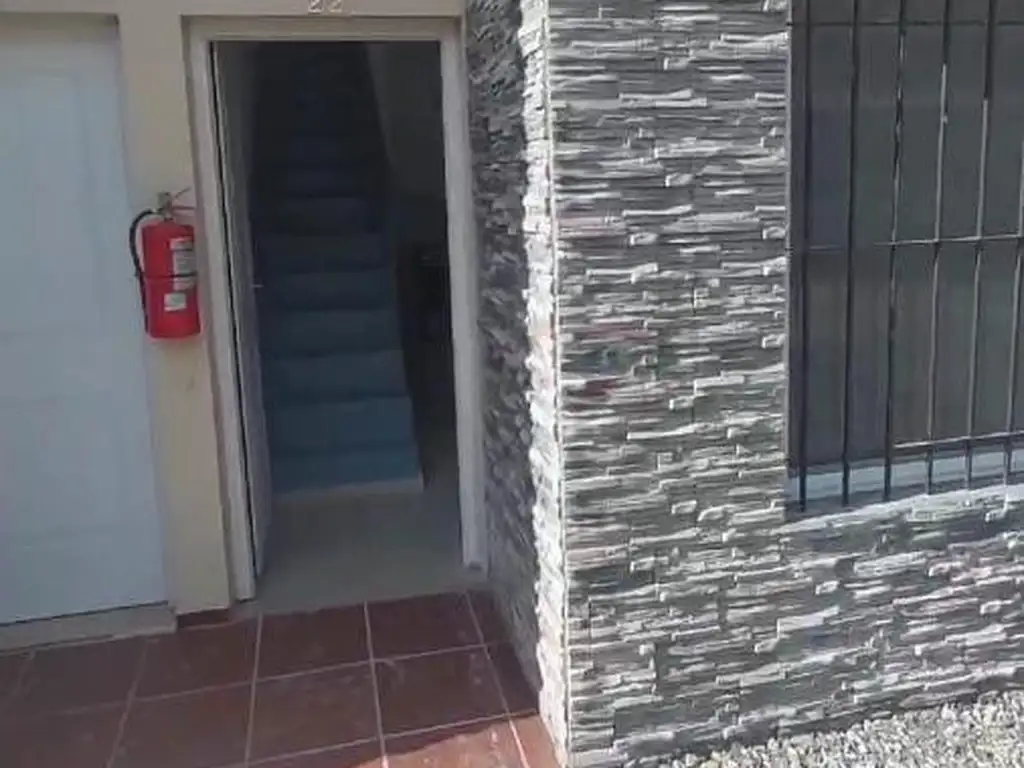 Casa com 2 quartos, pátio e varanda