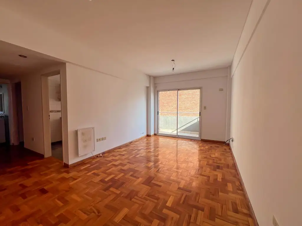 2 ambientes con balcón y cochera