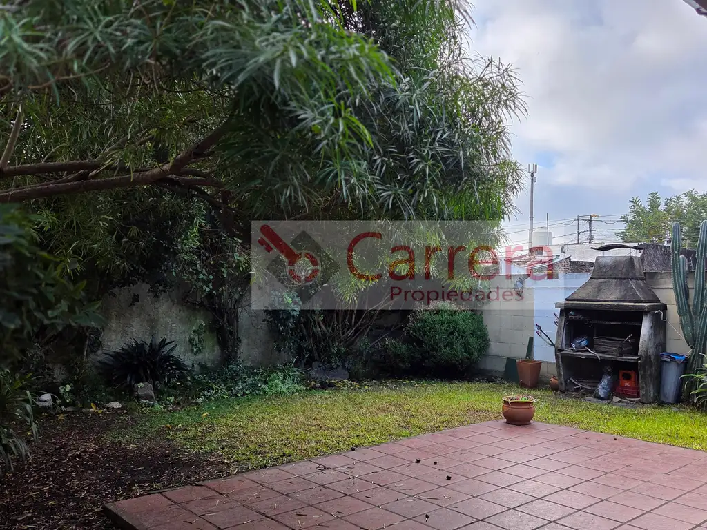 Casa 4 ambientes, cochera y fondo