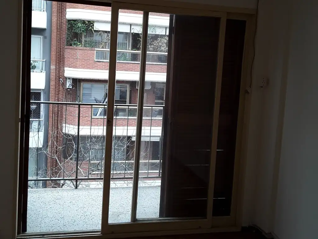 Studio com varanda para a rua