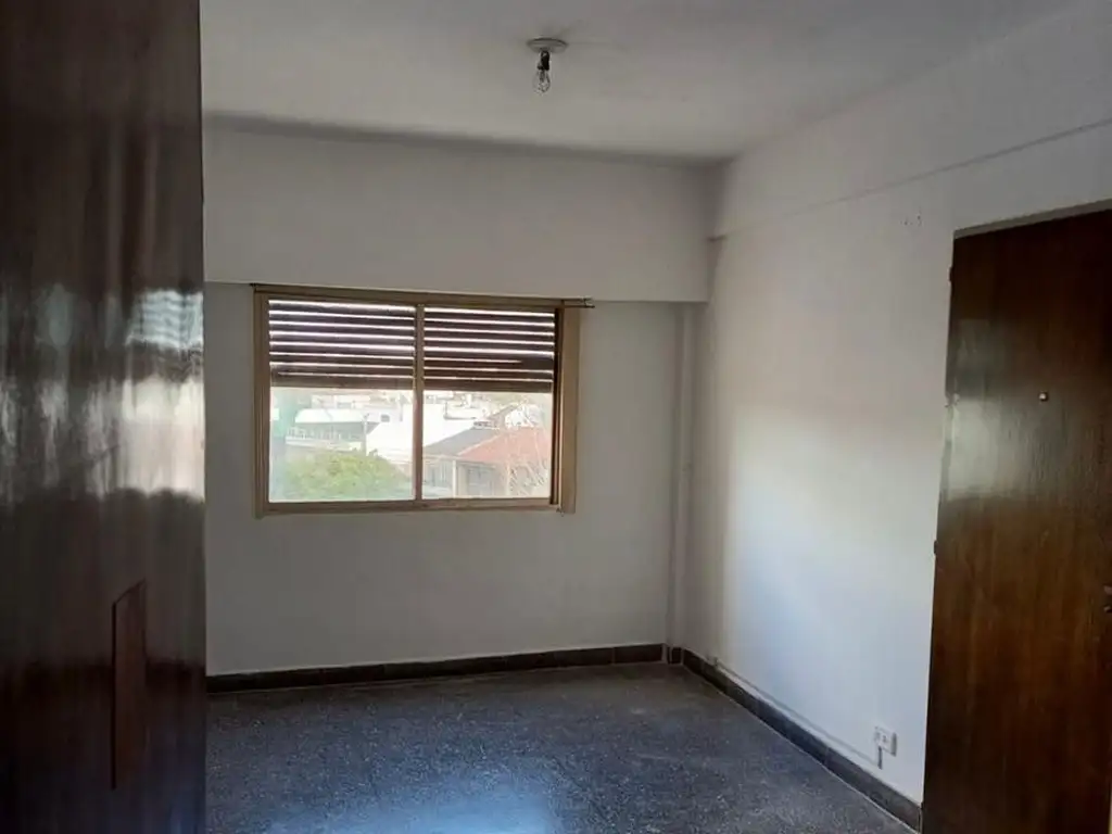 3er piso por escalera, cocina equipada