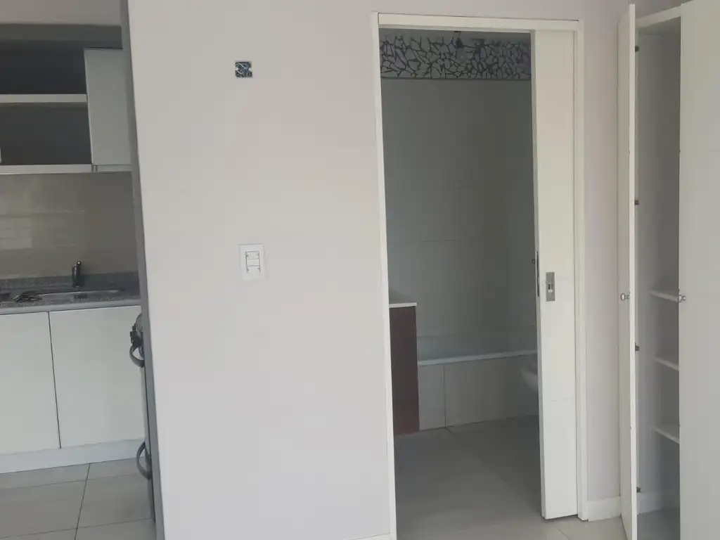Monoambiente con balcón y A/A