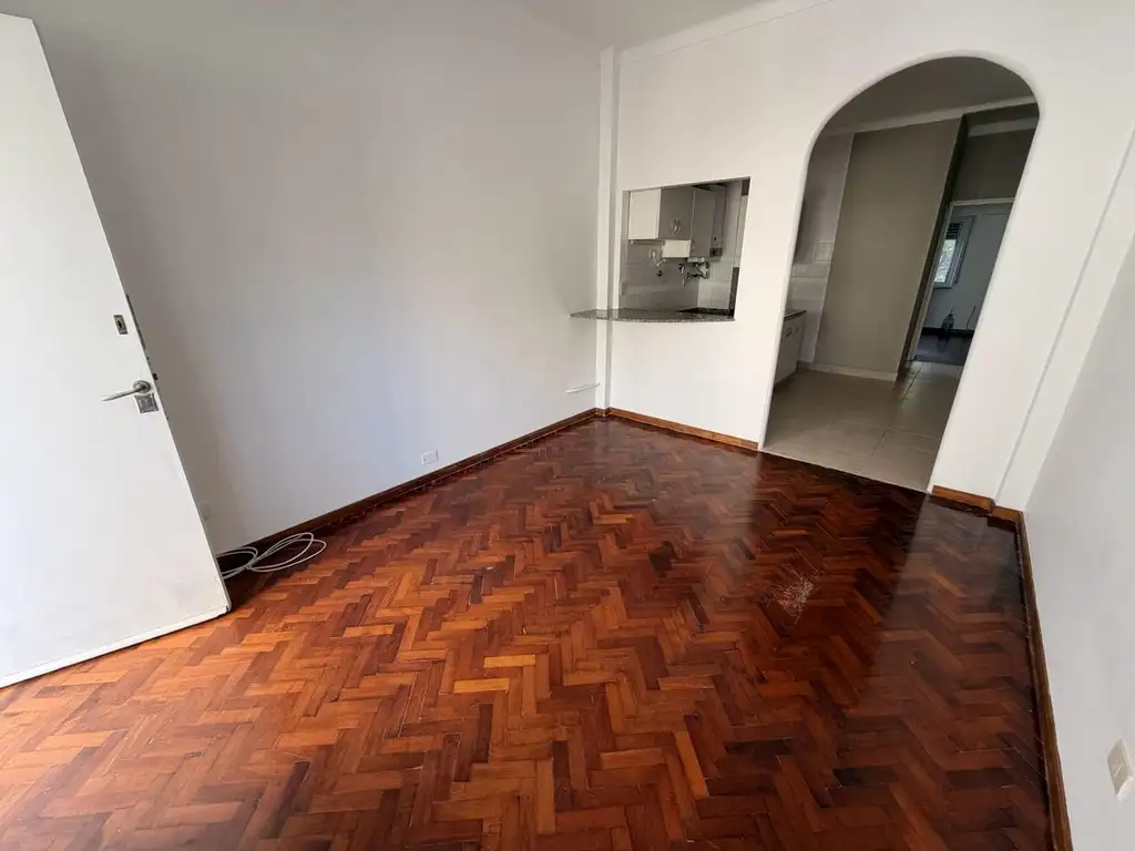 2 ambientes con balcón y parquet