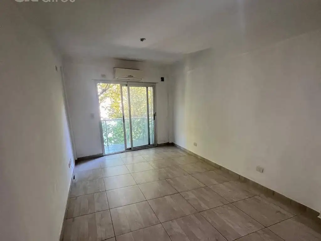 Monoambiente con balcón a la calle