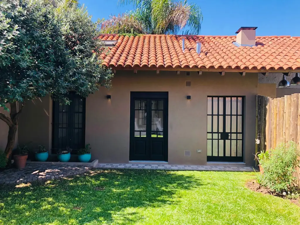 Casa com 2 quartos, jardim privativo