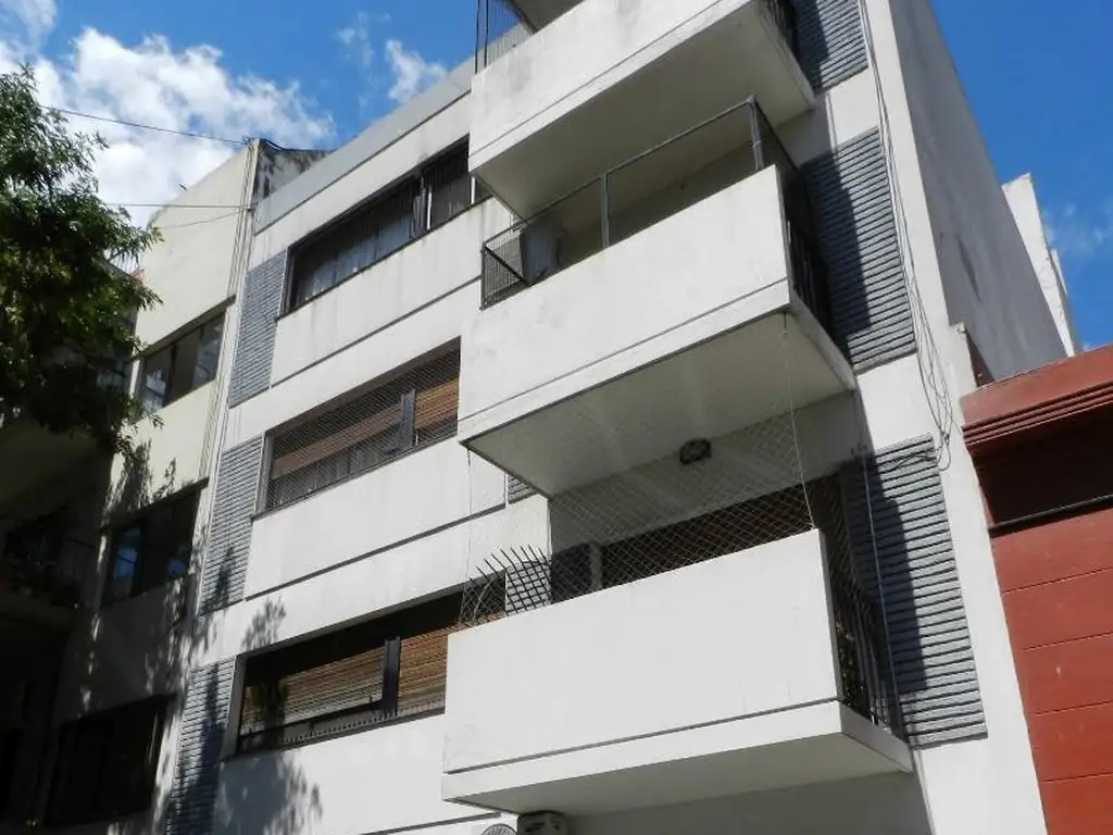 Bright 1st-floor walk-up