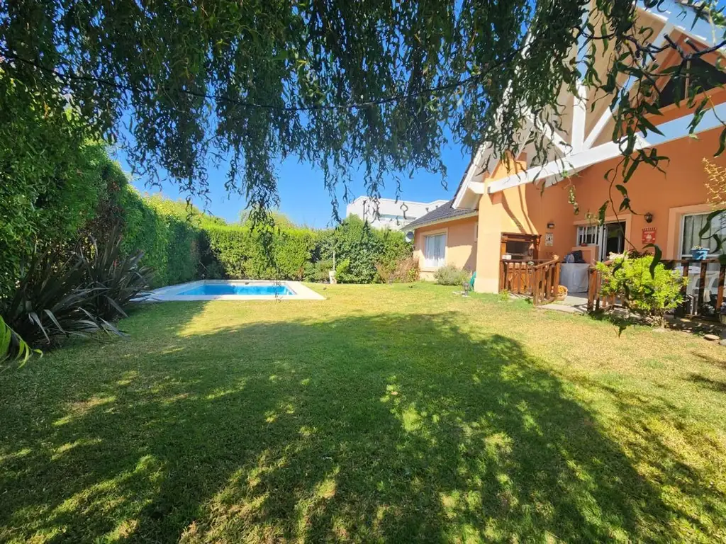 Casa con pileta y galería techada