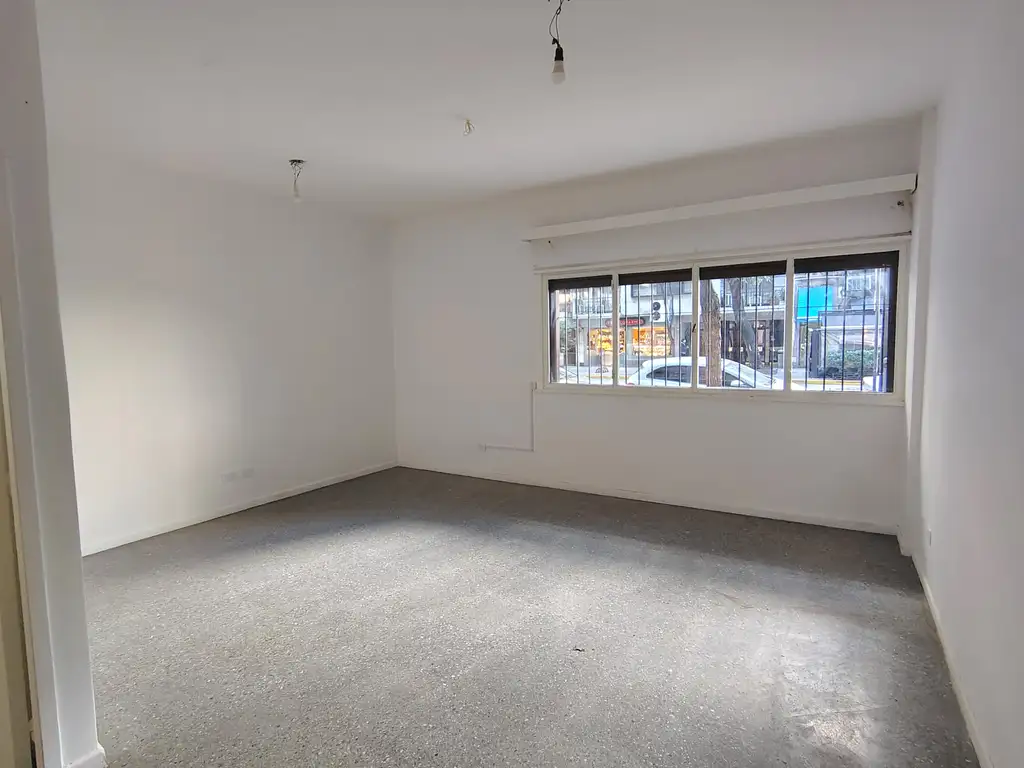 Frente reciclado con patio
