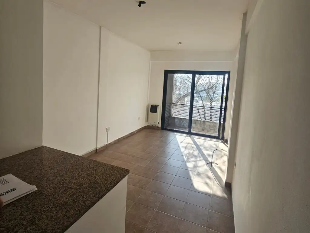 1 dormitorio con balcón