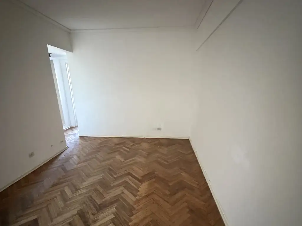 Parquet en living, cocina integrada