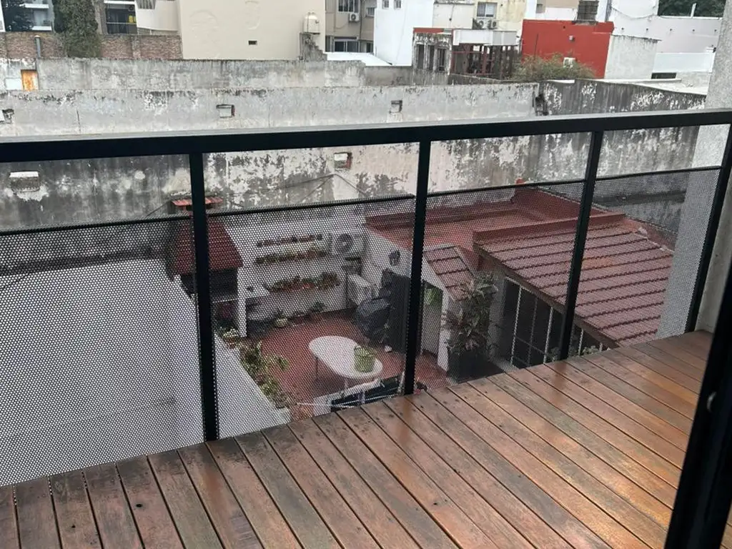 Monoambiente con balcón y vista abierta