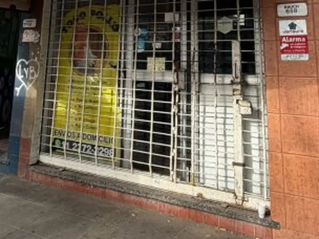 Loja com vitrine e persiana