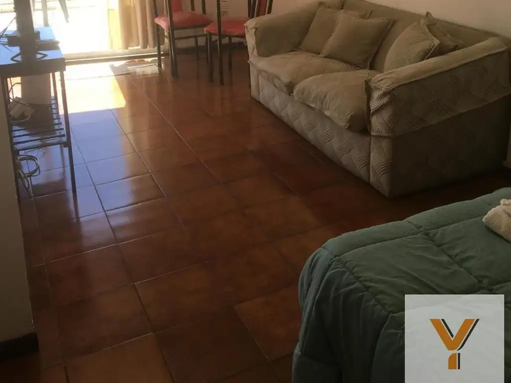 Piso alto, balcón y cocina equipada