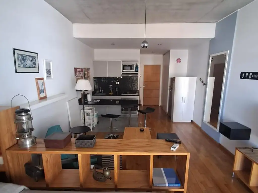 1 ambiente con balcón y piscina