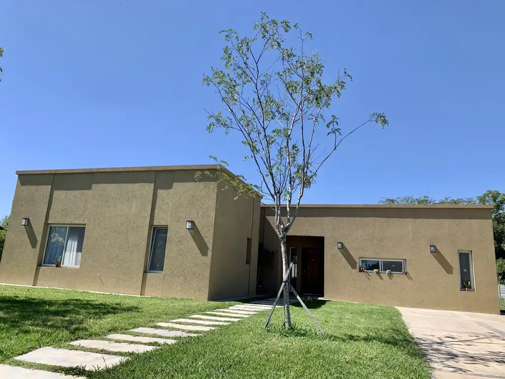 3-bedroom house with pool