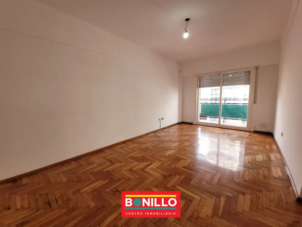 3 ambientes con balcón y cochera