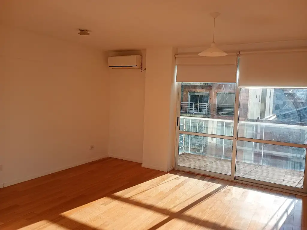 Monoambiente con balcón y pileta
