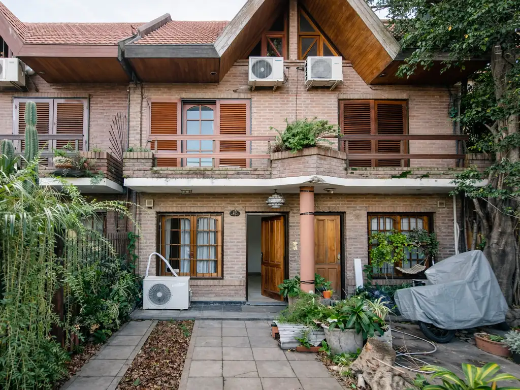 Triplex con jardín y cochera