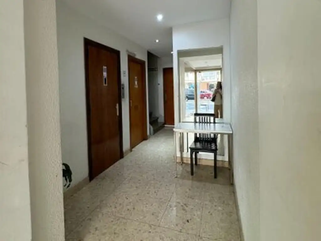 Monoambiente interno con cocina separada