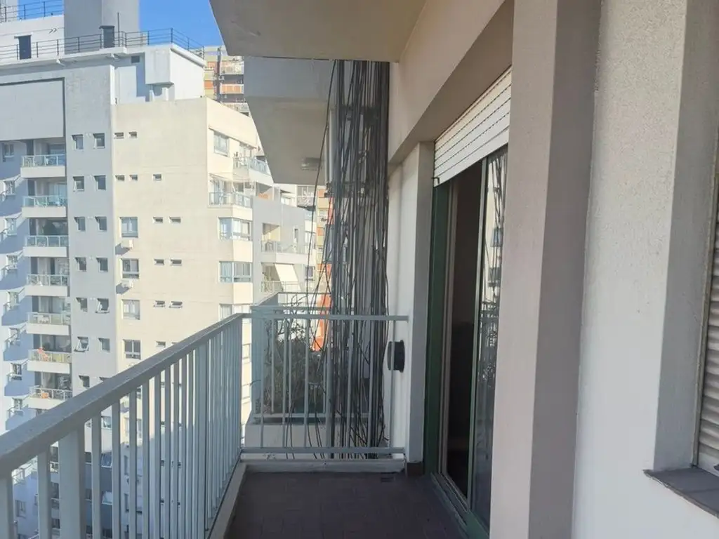 Piso 10 con balcón