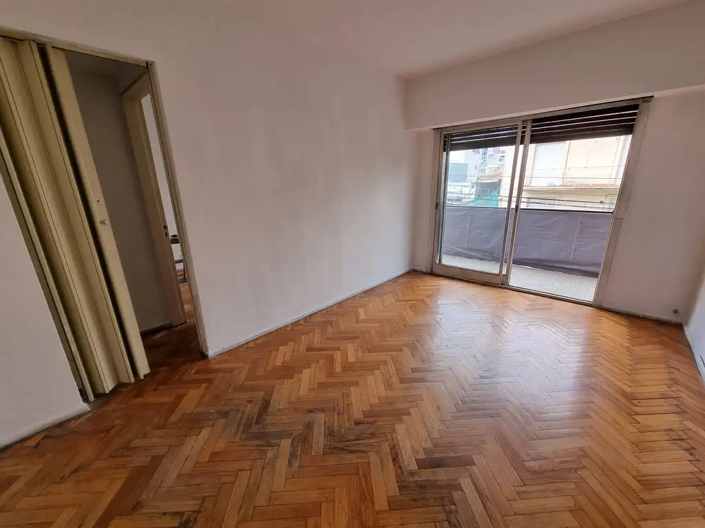 2 ambientes al frente con balcón