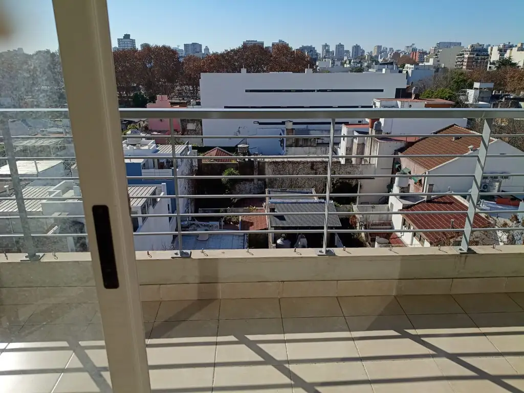 Monoambiente con balcón corrido
