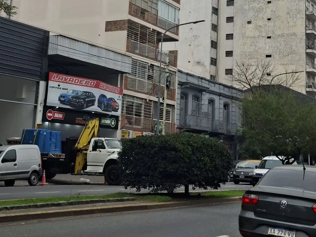 2 ambientes al frente con balcón