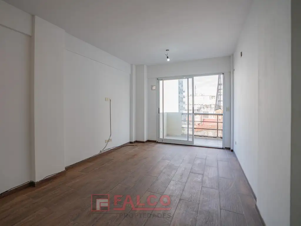 3-room unit with street balcony