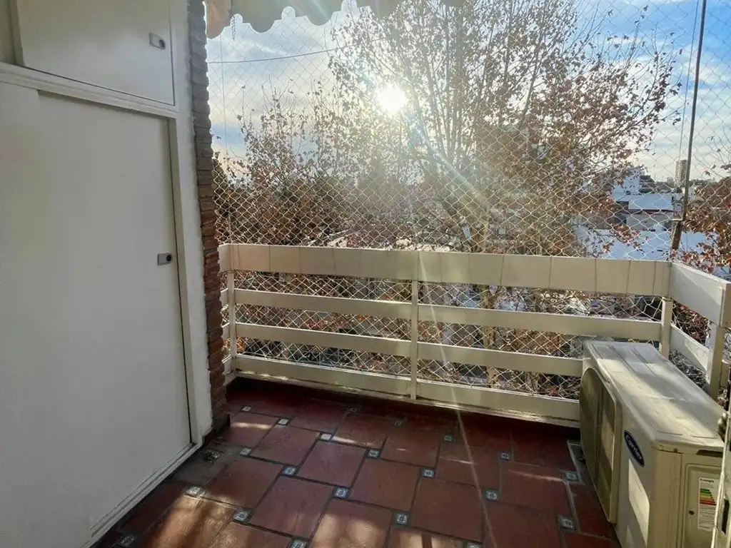 7° piso con balcón amoblado