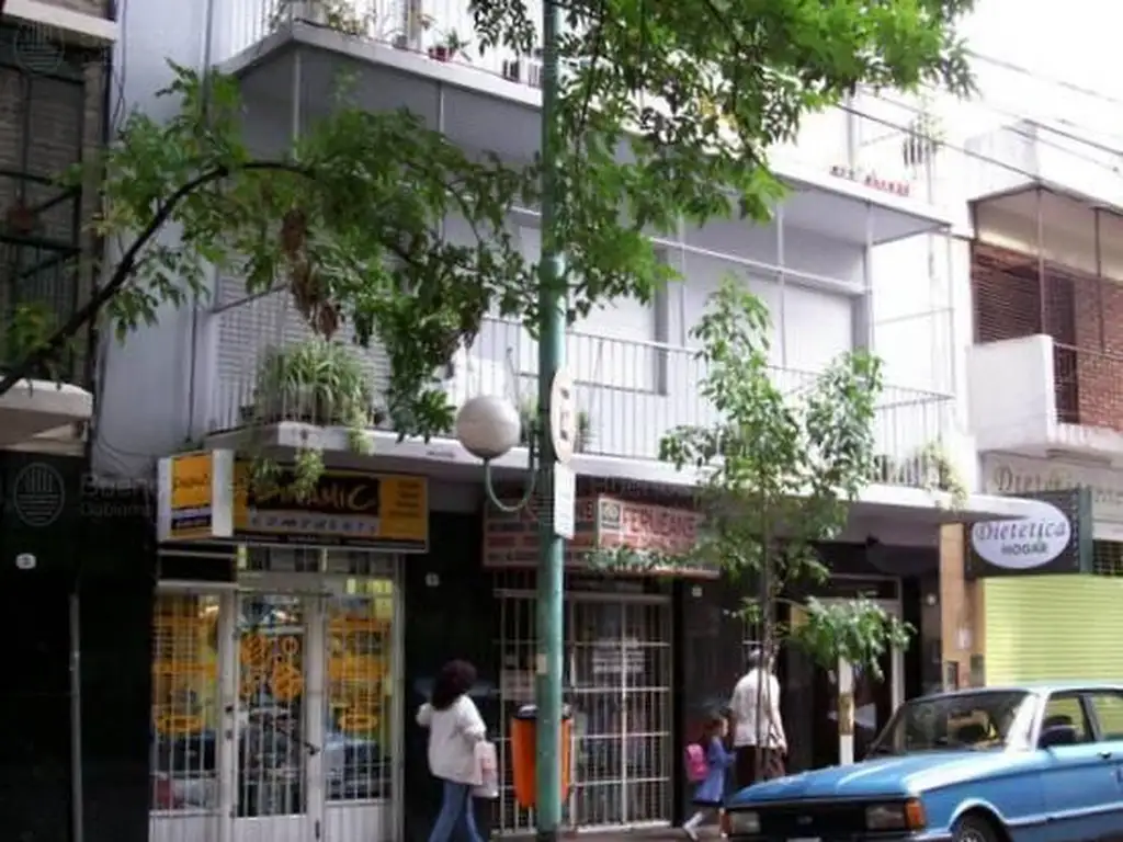 3 ambientes al frente con balcón
