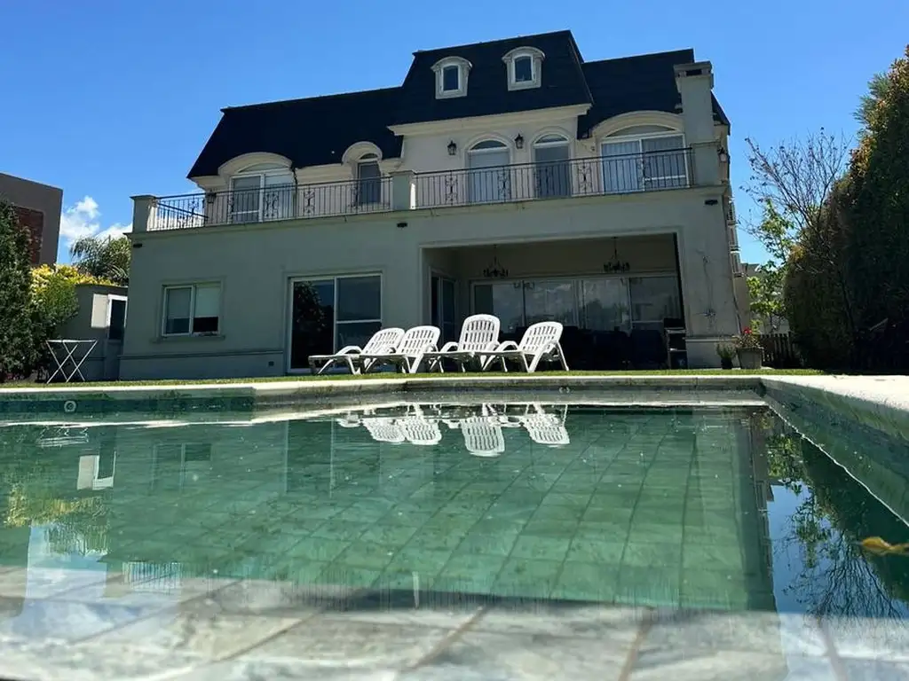Casa em Los Alisos, piscina e acesso à lagoa